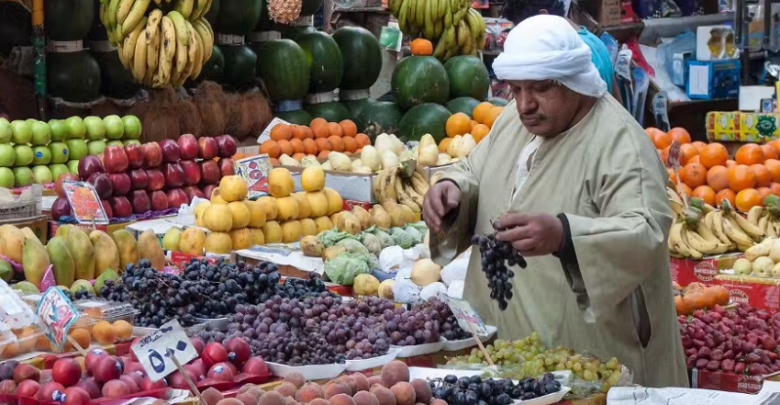 أسعار الخضراوات والفاكهة اليوم الإثنين.. الطماطم تبدأ من 7 جنيهات والتفاح المستورد يصل إلى 100 جنيه