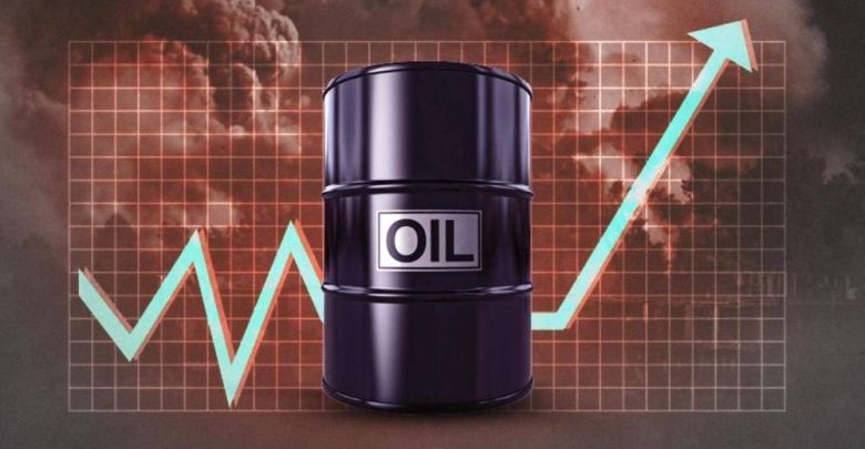 أسعار النفط تتراجع لكنها تتجه لتحقيق مكاسب شهرية تقارب 20%