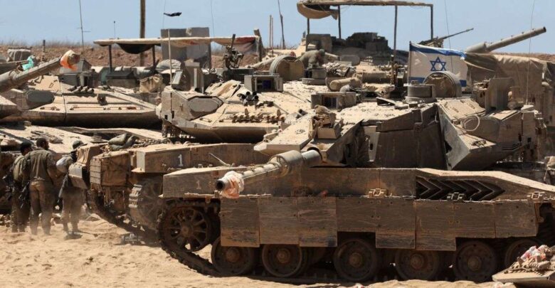 الاحتلال يدفع بدباباته ويقيم سواتر ترابية غربي رفح وينشئ بوابات لعزل المدينة