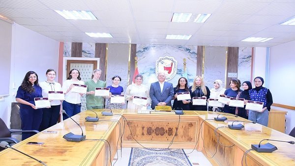 رئيس جامعة سوهاج يكرّم وفود 10 دول بعد نجاح برنامج التبادل الطبي الدولي والثقافي