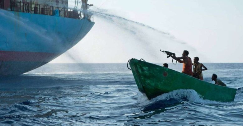على متنها 20 شخصًا.. قراصنة صوماليون يختطفون سفينة وقود في خليج عدن