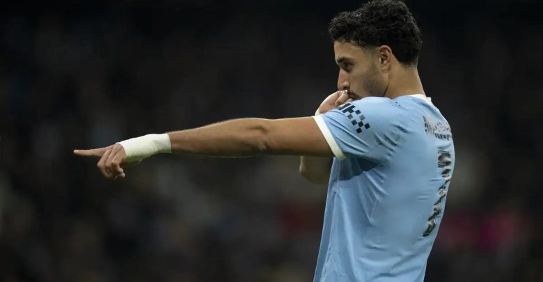 مشجع لتوتنهام يحث فريقه على التعاقد مع عمر مرموش بدلاً من لاعب مانشستر سيتي