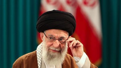 هل يظهر المرشد الإيراني لمجتبى خامنئي في جنازة والده؟