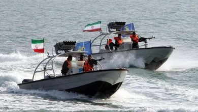 الحرس الثوري الإيراني يعلن اشتعال النيران في ناقلة نفط عملاقة بعد اصطدامها بلغمين