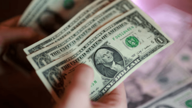 الدولار قرب أدنى مستوياته في عدة أشهر وسط مخاوف الديون وتعهدات الخزانة الأمريكية