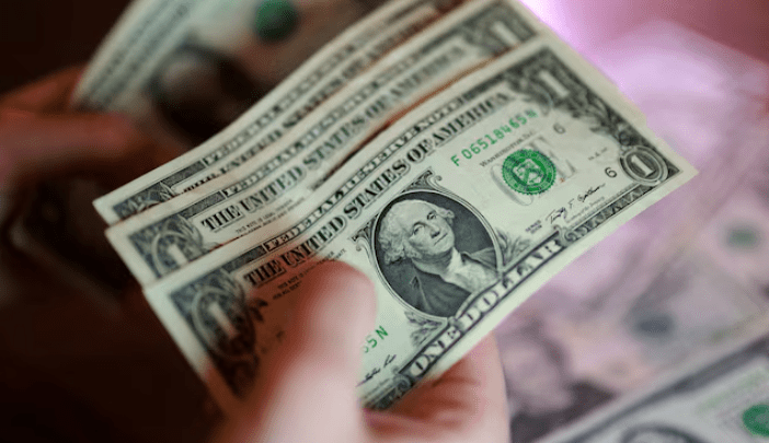 الدولار قرب أدنى مستوياته في عدة أشهر وسط مخاوف الديون وتعهدات الخزانة الأمريكية