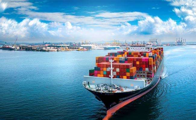 بسبب التوترات الأمنية.. عمالقة الشحن الصينية تقرر تجنب مضيقي هرمز وباب المندب