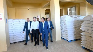 رئيس الوزراء يتفقد سير العمل بأحد مطاحن الدقيق بمحافظة مطروح