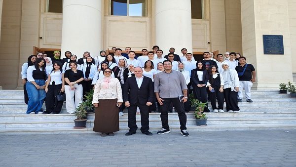 سفراء جامعة القاهرة الأهلية يصنعون الانطباع الأول للطلاب الجدد