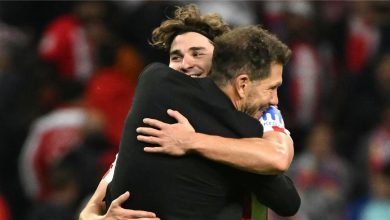 سيميوني يتحدى برشلونة بشأن ألفاريز: المحكمة أصدرت حكمها