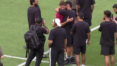 فيديو | تحية حارة متبادلة بين حمزة عبد الكريم ولاعبي الأهلي قبل مواجهة برشلونة