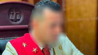 قاعة المحكمة.. جملة ووشاح وشعار أسقطوا القاضي المزيف (القصة الكاملة)