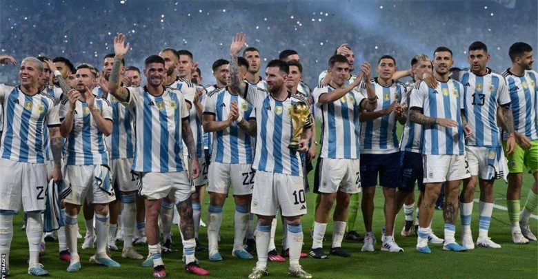 لاعبو الأرجنتين يودعون ليونيل ميسي بعد اعتزاله دوليًا: الأفضل في التاريخ