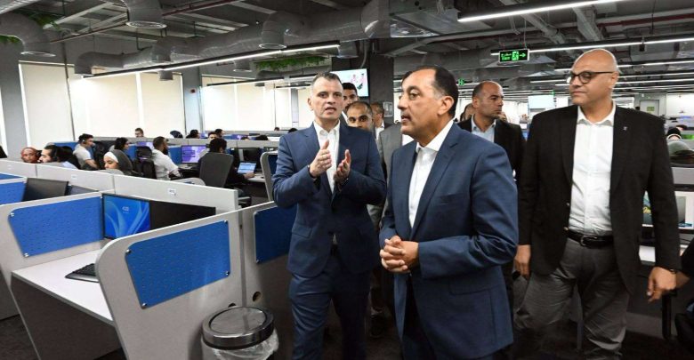 مدبولي يتفقد «تيلي بيرفورمانس».. 26.8 ألف موظف و344 مليون يورو صادرات