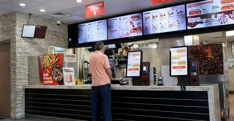 مطاعم الوجبات السريعة في أميركا تدفع ثمن سياسات ترامب المتشددة.. ما علاقة الهجرة؟
