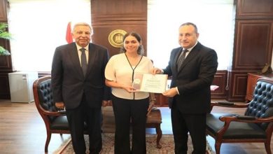 وزير التعليم العالي يكرم الطالبة هيا عمرو لمساندة مصابي حادث مول أرابيلا بلازا
