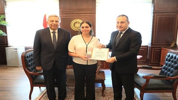 وزير التعليم العالي يكرم الطالبة هيا عمرو لمساندة مصابي حادث مول أرابيلا بلازا