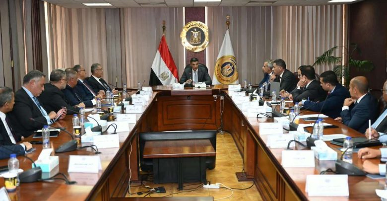 وزير الصناعة يبحث مع اتحاد الصناعات وممثلي شعبة الصناعات المغذية لصناعة السيارات سبل النهوض بالقطاع وزيادة الصادرات