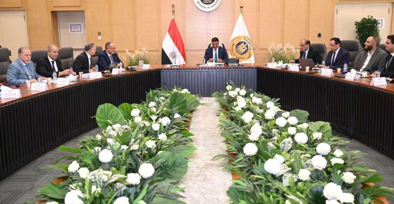 وزير الصناعة يعقد اجتماعًا موسعًا مع غرفة صناعات مواد البناء لبحث التحديات وسبل حلها