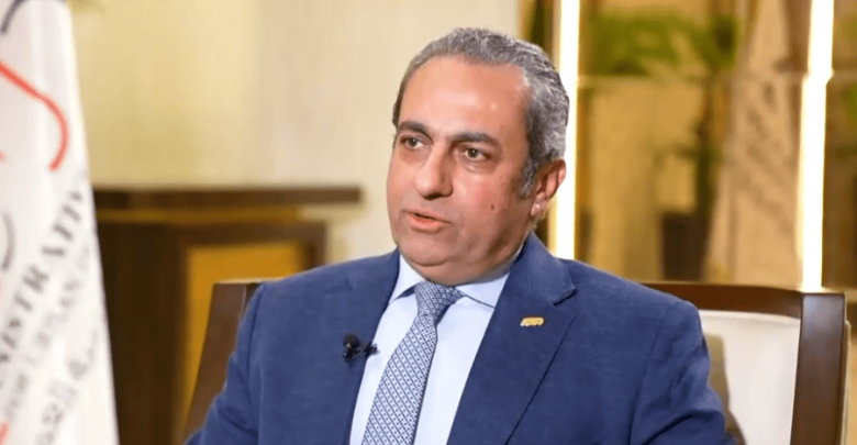 خالد عباس: «الشباك الواحد» لتيسير الاستثمار و60 يومًا لإنهاء تراخيص المشروعات