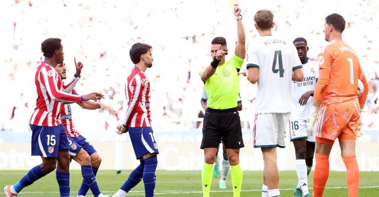 آس: لجنة الحكام اعترفت بضرورة طرد لاعب أتلتيكو مدريد أمام ريال مدريد