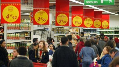 أعباء الدين والبطالة تضغط على الاقتصاد الفرنسي.. والنمو يتراجع إلى 0.5%