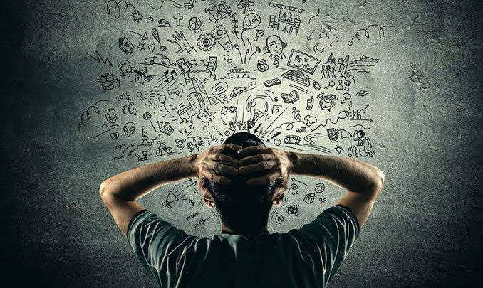 التفكير الزائد قبل النوم.. عندما يتحول العقل من البحث عن الحلول إلى دائرة من القلق
