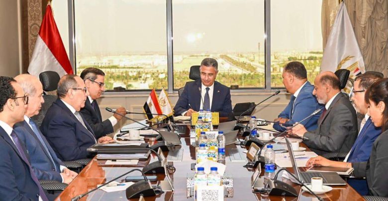"التموين" تبحث مع البنك الإسلامي للتنمية تمويل صوامع جديدة وصهاريج لتخزين زيوت الطعام