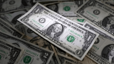 الدولار الأمريكي يتراجع قرب أعلى مستوياته في شهرين وسط صعود النفط وعوائد السندات