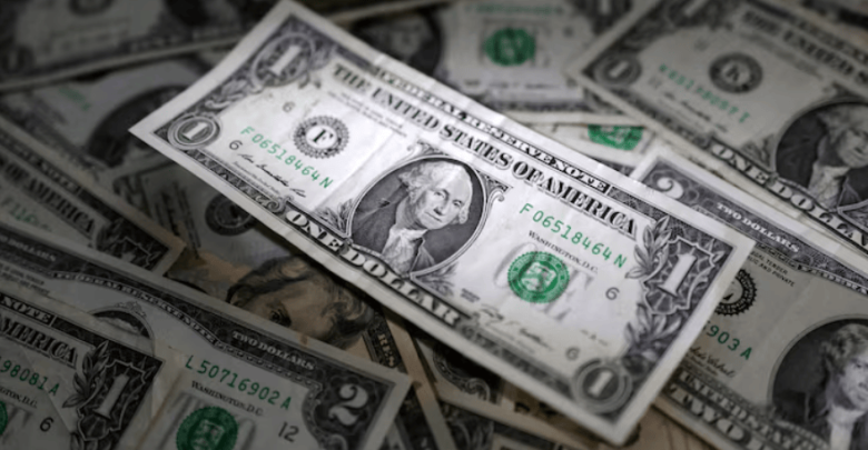 الدولار الأمريكي يتراجع قرب أعلى مستوياته في شهرين وسط صعود النفط وعوائد السندات