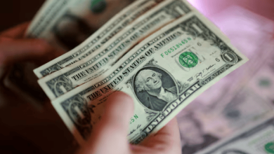 الدولار يلامس أعلى مستوى في 7 أسابيع عند 100.36 نقطة إثر رفع الفائدة الأمريكية قبل أن يتراجع 0.16%