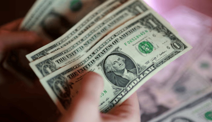 الدولار يلامس أعلى مستوى في 7 أسابيع عند 100.36 نقطة إثر رفع الفائدة الأمريكية قبل أن يتراجع 0.16%