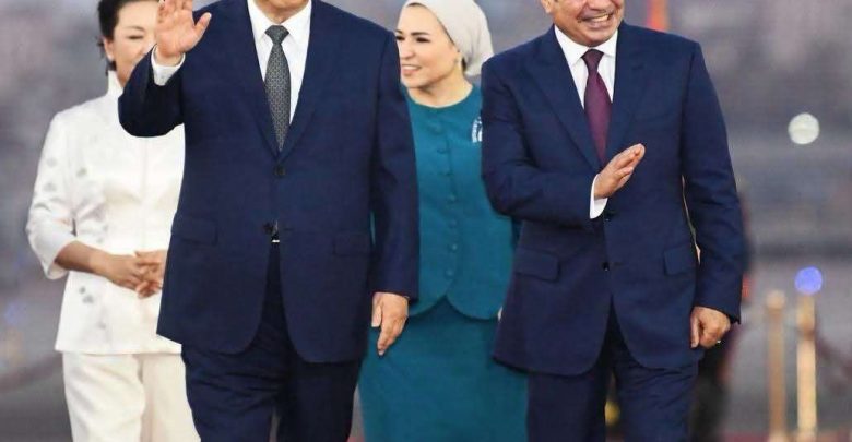الرئيس السيسي وقرينته يصطحبان الرئيس الصيني وقرينته في جولة بالمتحف الكبير