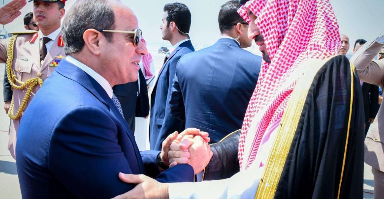 الرئيس السيسي يودع ولي العهد السعودي بمطار القاهرة