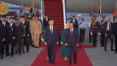 السيسي وقرينته يستقبلان الرئيس الصيني وقرينته في مطار القاهرة