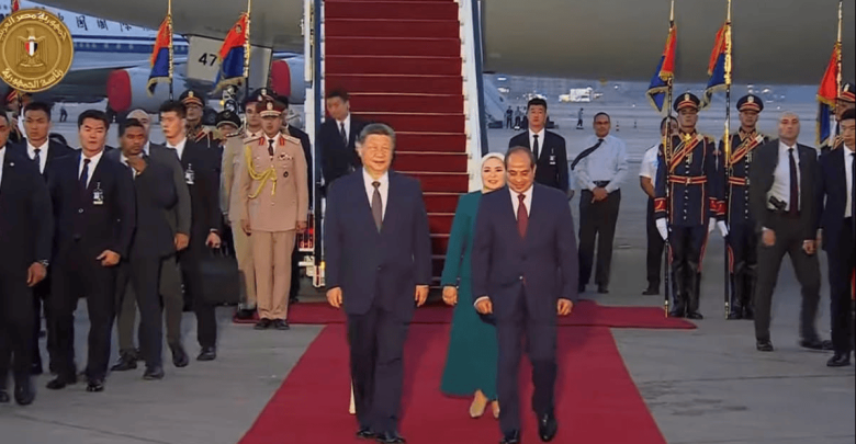 السيسي وقرينته يستقبلان الرئيس الصيني وقرينته في مطار القاهرة