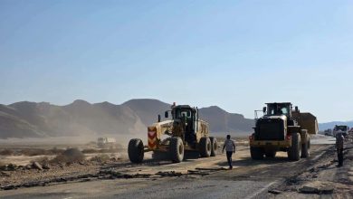 "الطرق والكباري" تنفي سوء حالة طريق قفط–القصير وتؤكد استمرار أعمال التطوير وفق الجدول الزمني
