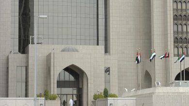المركزي الإماراتي يحظر على بنك ملي الإيراني ممارسة أنشطته بسبب مخالفات تنظيمية