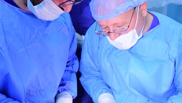 بعد 7 أشهر من الشلل.. جراحة ميكروسكوبية تعيد الأمل لشاب بسوهاج