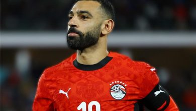 بعد قرار إراحة محمد صلاح.. لماذا يخشى اللاعبون العشب الصناعي؟