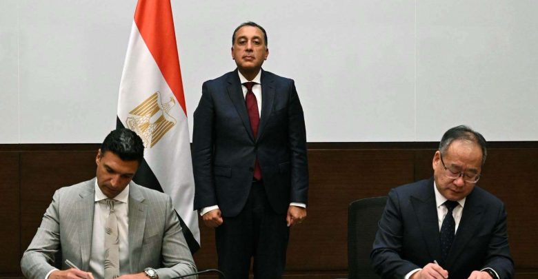 توقيع مذكرة تفاهم بين وزارة الصناعة ومجموعة «لينج لونج» الصينية لإنشاء مجمع صناعي متكامل لإنتاج إطارات السيارات الملاكي والأتوبيسات والمعدات