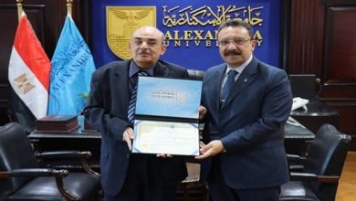 جامعة الإسكندرية تكرّم أول كفيف مصري يحصد ماجستير الذكاء الاصطناعي