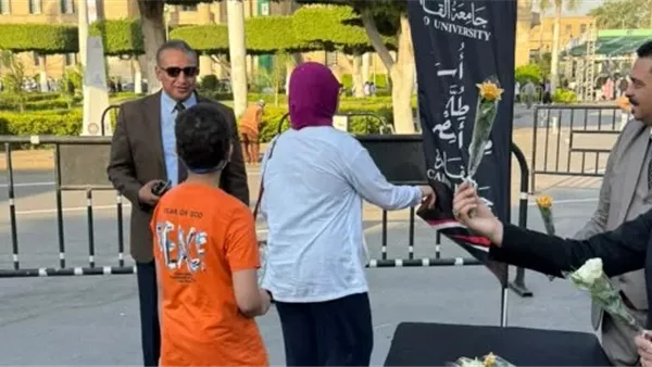 جامعة القاهرة تستقبل الطلاب بالورود والحلوى في أول أيام العام الجامعي الجديد