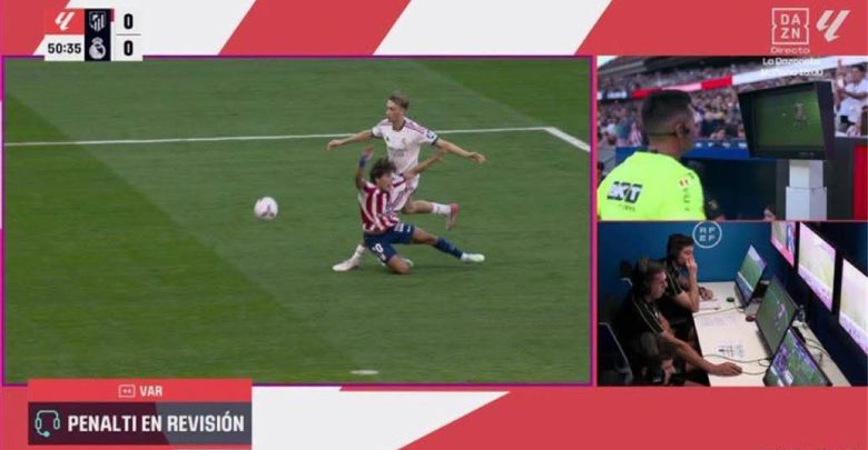 خبير تحكيمي يوضح مدى صحة طرد هويسن وضربة جزاء أتلتيكو مدريد