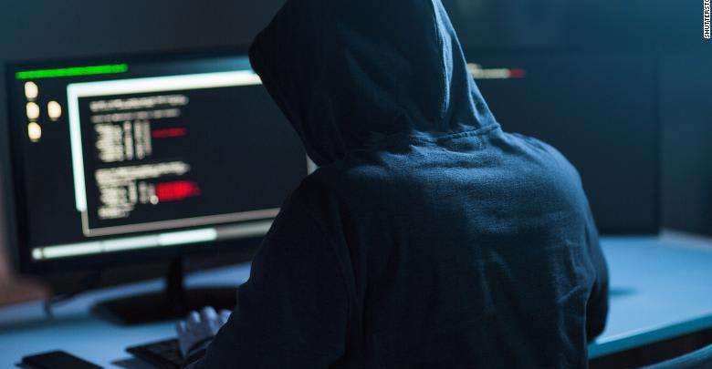 خبير تكنولوجيا يحذر من سرقة البيانات عبر روابط.. احذر رسائل "إنستاباي والبنوك" المزيفة