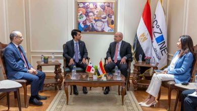 رئيس اقتصادية قناة السويس يبحث مع سفير بنما تعزيز الشراكة الاستثمارية واللوجستية