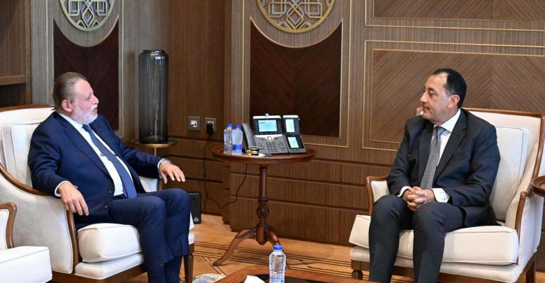 رئيس الوزراء يبحث مع محافظ البنك المركزي عددا من ملفات العمل المشتركة