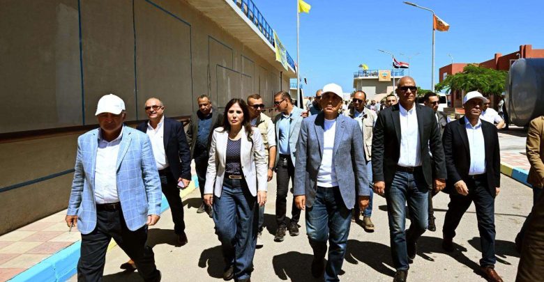 رئيس الوزراء يتفقد محطة معالجة الصرف الصحي بمدينة مصيف بلطيم