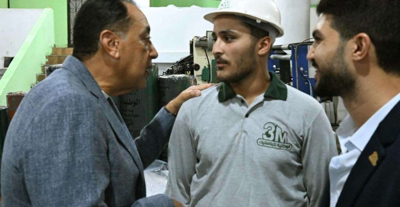 رئيس الوزراء يتفقد مصنع الشركة الوطنية للصناعات البلاستيكية بالمنطقة الصناعية ببلطيم