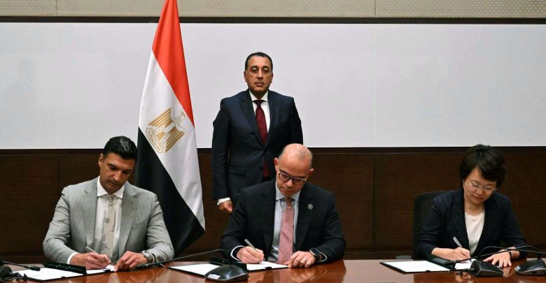 رئيس الوزراء يشهد توقيع مذكرة تفاهم لإقامة قاعدة لتخطيط وإنشاء مصانع السيارات ووسائل النقل المختلفة في مصر